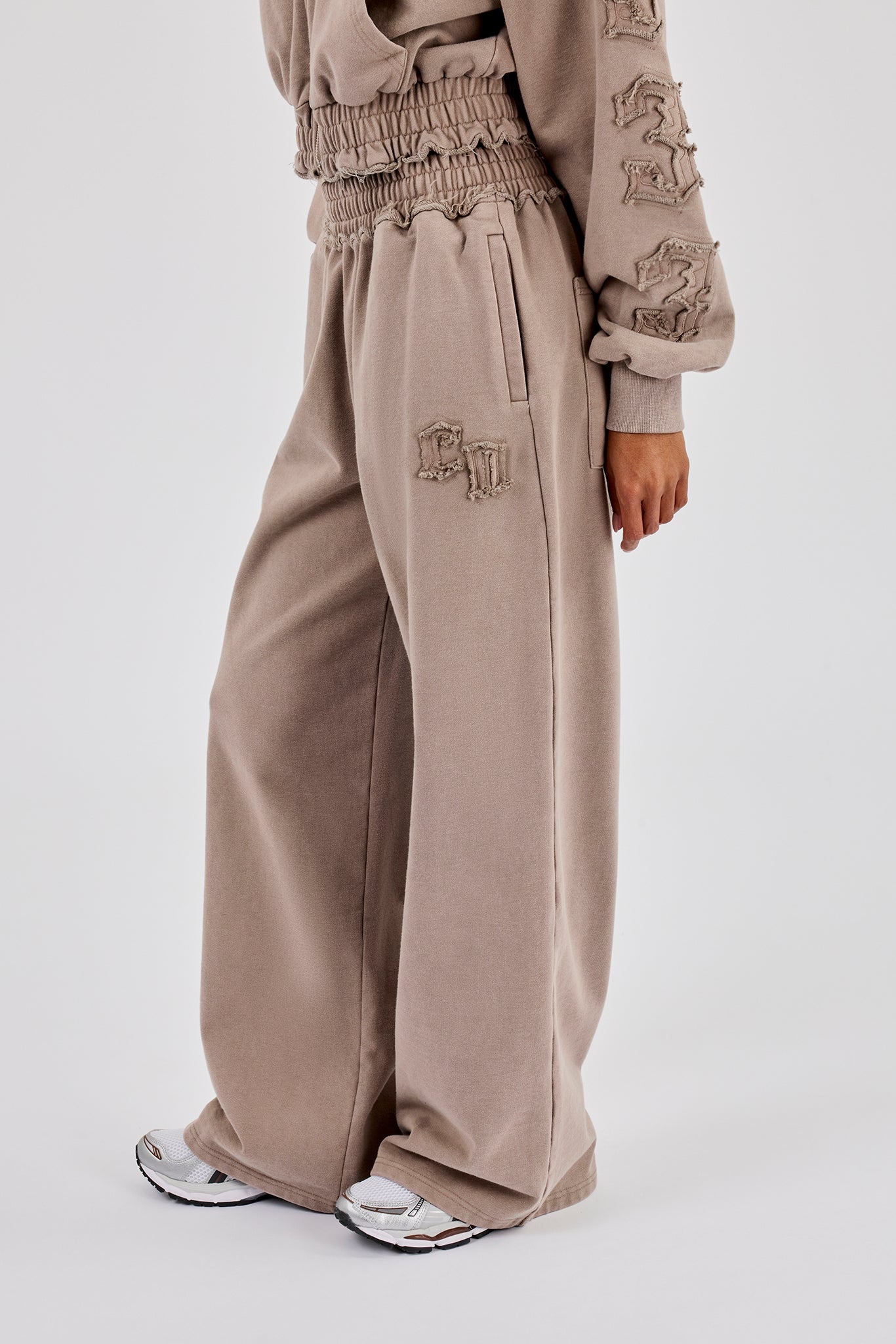 Applikationen, locker fallender Jogginganzug mit weitem Bein – Verwaschenes Taupe